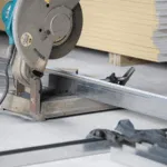 un'attrezzo per tagliare il legno con delle tavole di legno accanto