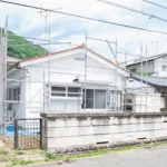 la facciata di una casa in ristrutturazione con impalcature
